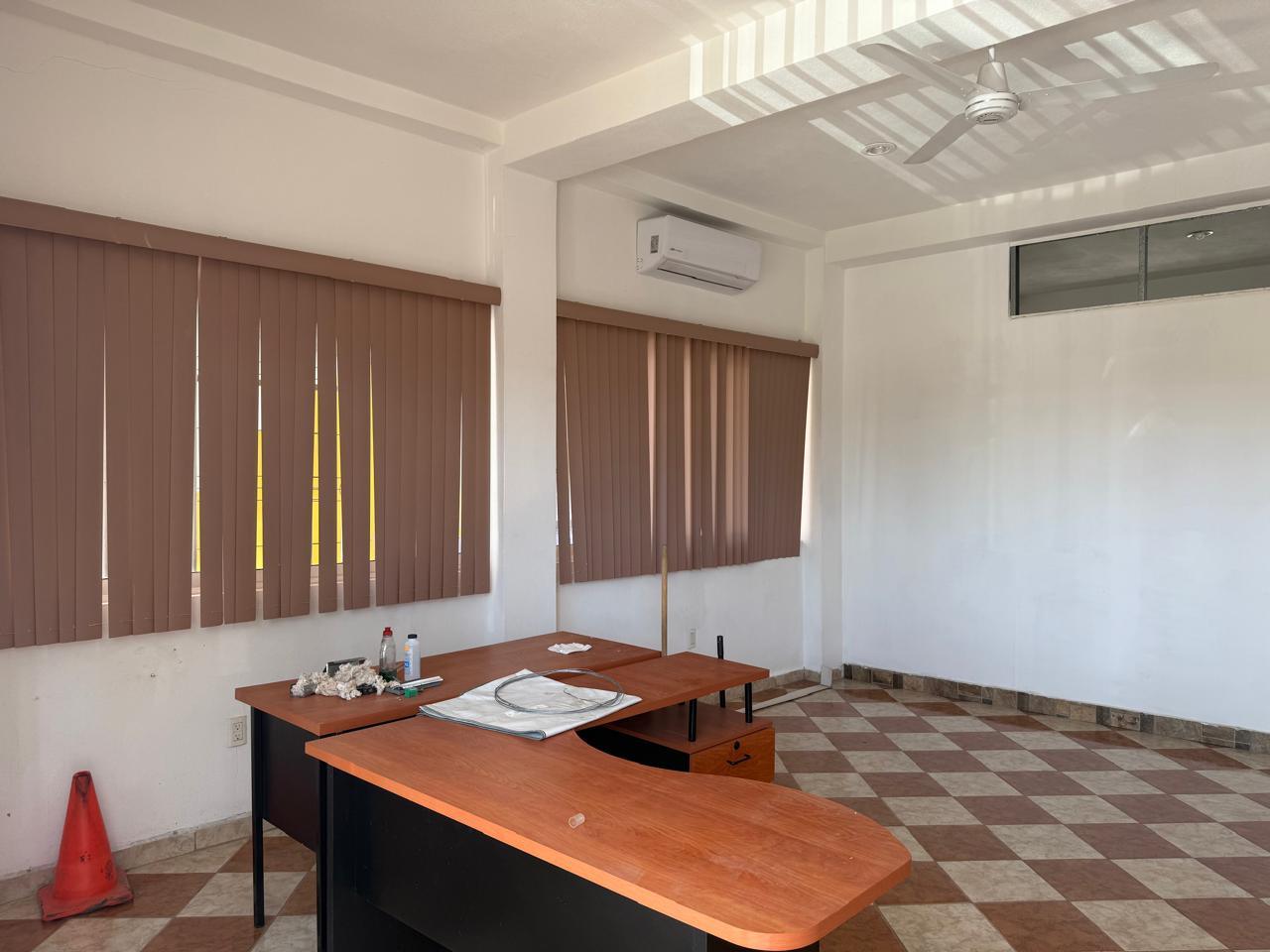 Local Comercial en AV. MANZANILLO — foto 3