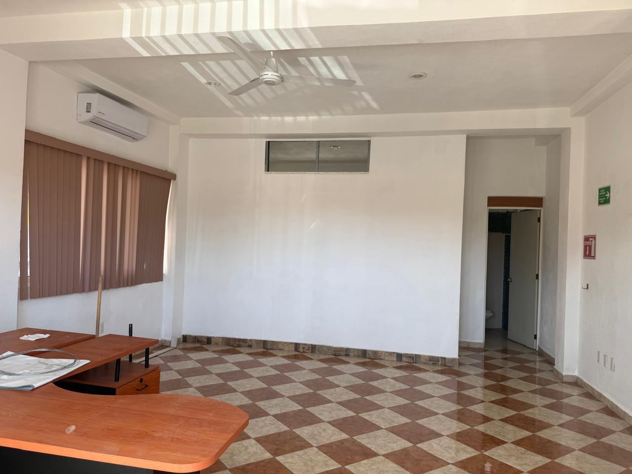 Local Comercial en AV. MANZANILLO — foto 4